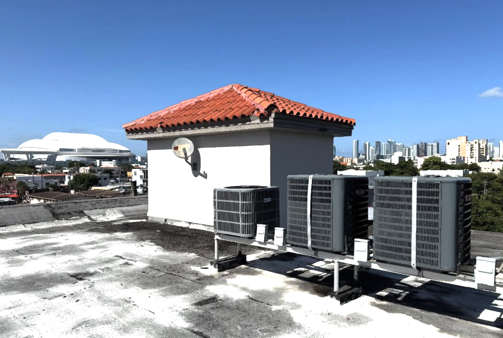 Unidades de techo de Rocket HVACR con el horizonte de Miami al fondo